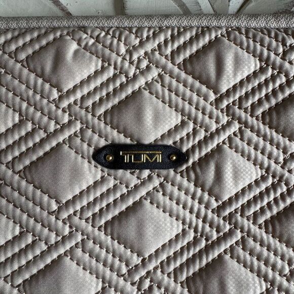 TUMI Beige Diamond Quilted Laptop Sleeve Case 15" x 11" - Picture 3 of 6